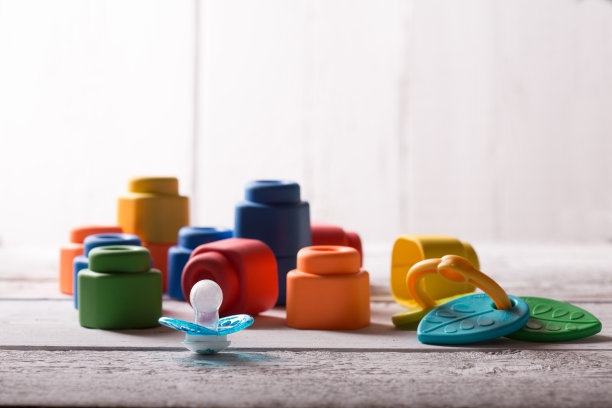 彩色的玩具在白色的木制背景图片下载