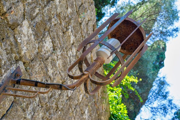 古老的墙上挂着灯图片下载