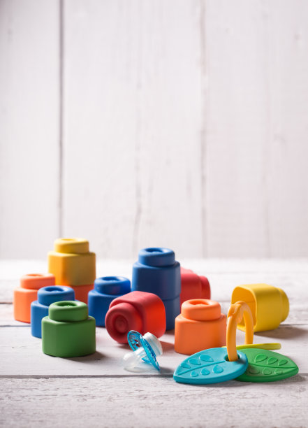 彩色的玩具在白色的木制背景图片下载