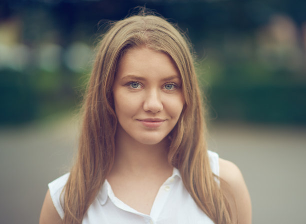 夏日里微笑的女人图片下载