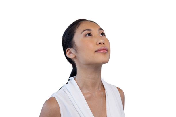 深思熟虑的女商人抬头的特写图片下载