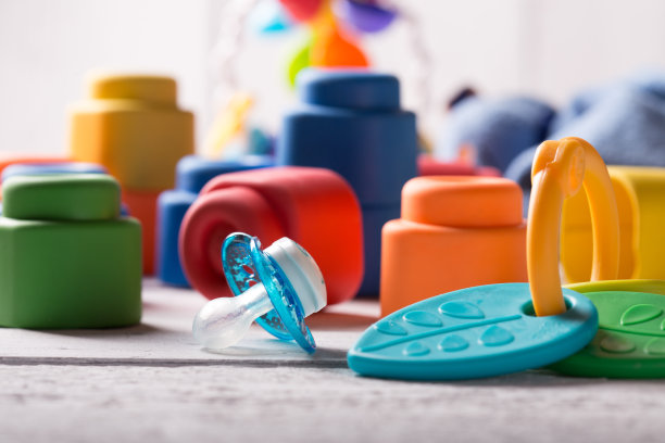 彩色的玩具在白色的木制背景图片下载