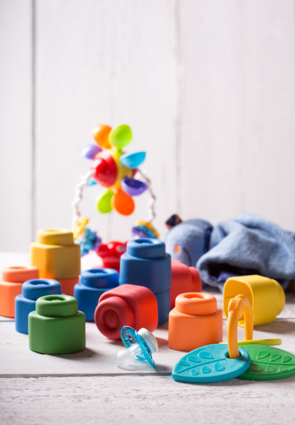 彩色的玩具在白色的木制背景图片下载
