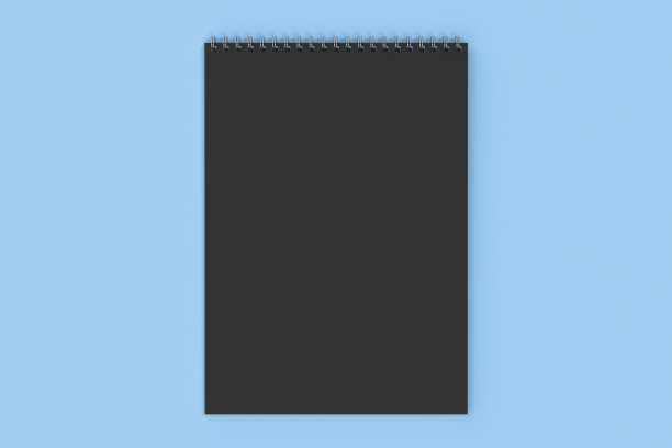 空白黑色笔记本与金属螺旋装订在蓝色背景图片下载
