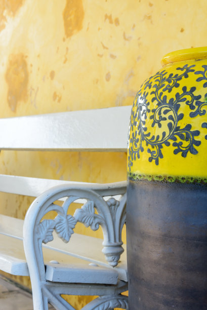 彩色墙壁前的白色复古花园长椅图片下载