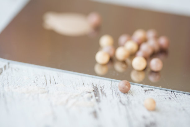 金色化妆调色板上的古铜色粉图片下载