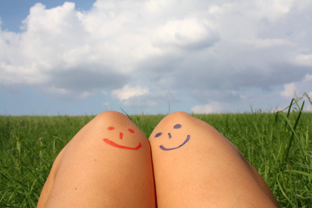 快乐的膝盖表情夫妇图片下载