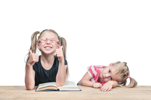 两个有着不同情感的女孩图片下载