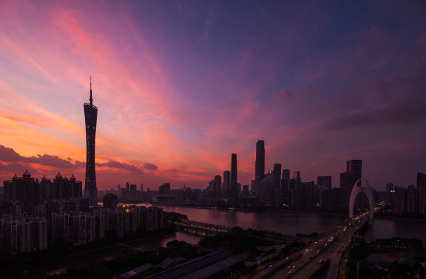 城市天际线在光彩照人的日子图片下载