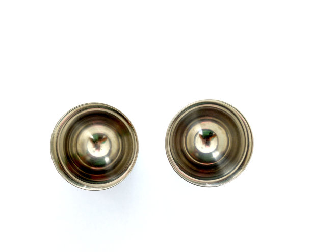 用来喝白酒的金属杯，两杯图片下载