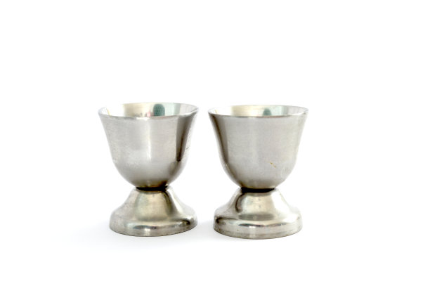 用来喝白酒的金属杯，两杯图片下载