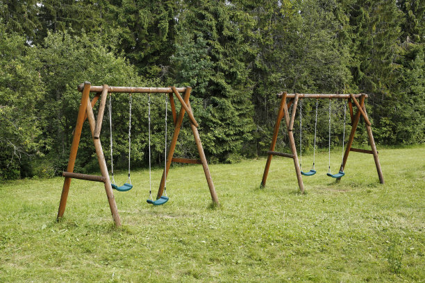 儿童木制秋千图片下载