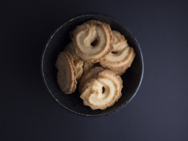 孤立在黑色上的丹麦香草花环图片下载