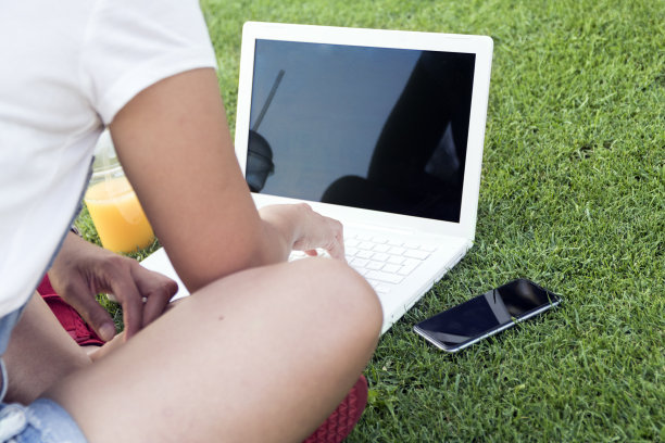 她找到了完美的工作环境图片下载