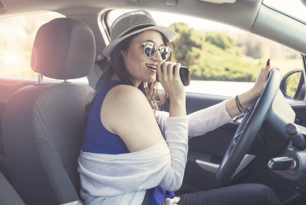 在公路上唱歌图片下载