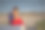 年轻的女孩写日记和听音乐的海滨夏季镇阿瓦里克图片下载