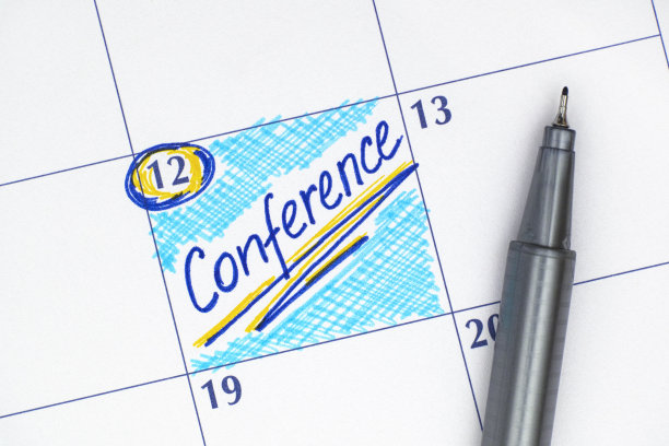 用笔在日历上提醒会议。图片下载