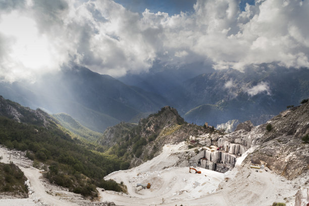 意大利马萨附近山区的小大理石矿图片下载