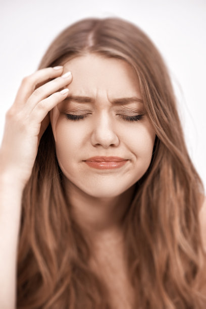 因头痛而感到不舒服图片下载