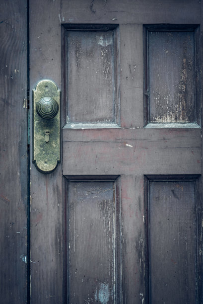 黄铜古董门把手的细节镜头素材图片