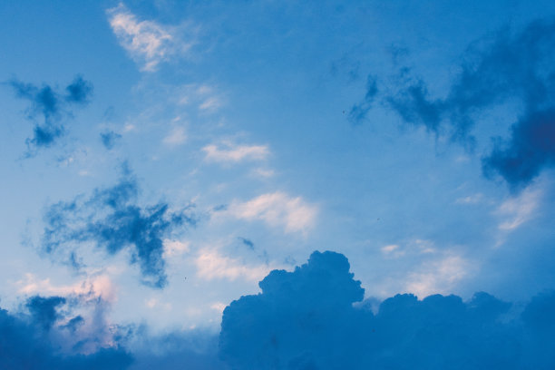 深蓝色暴风雨多云的天空自然照片背景与阳光，鸟类和月亮图片下载