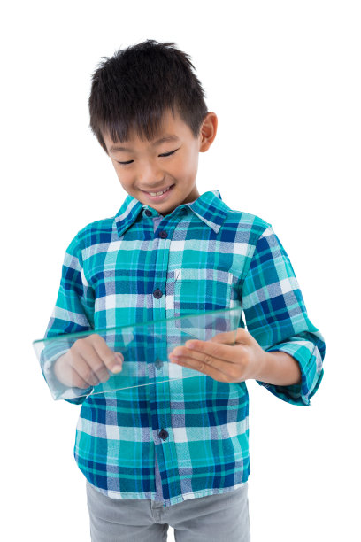 用玻璃平板电脑的男孩图片下载