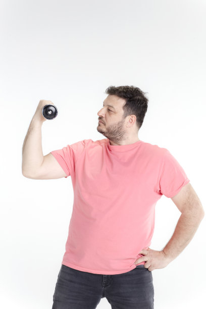 快乐的人举着哑铃图片下载