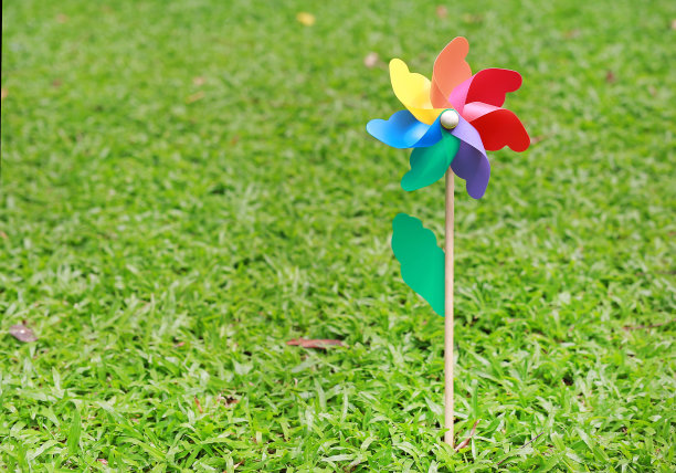 花园里五颜六色的风车。图片下载