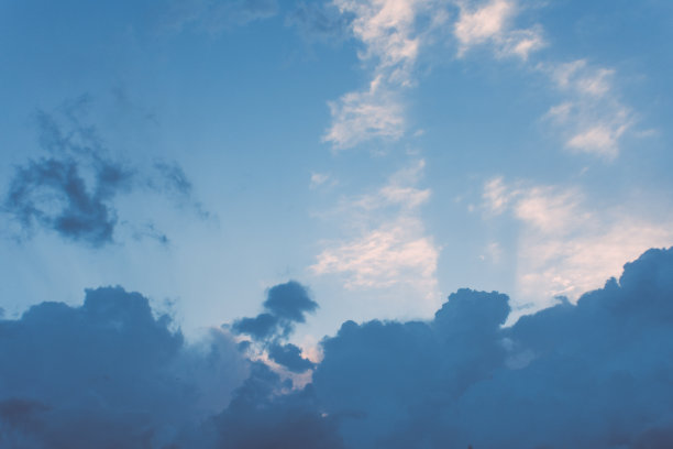 深蓝色暴风雨多云的天空自然照片背景与阳光，鸟类和月亮图片下载