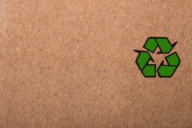 纸板上的绿色循环符号图片下载