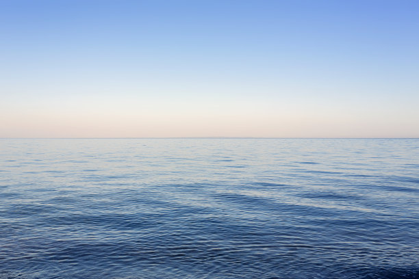 凯法洛尼亚日落时，平静的爱奥尼亚海上湛蓝清澈的天空素材图片