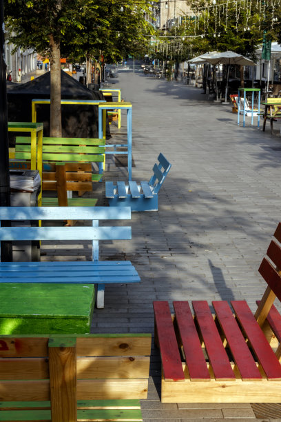 行人区的多色长椅图片下载