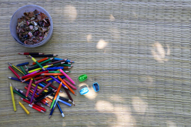 蜡笔与卷笔刀和铅笔桩图片下载