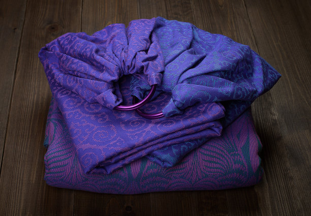 把圆环吊在木桌上图片下载