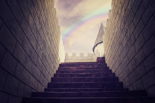 楼梯台阶到城堡顶部甲板图片下载