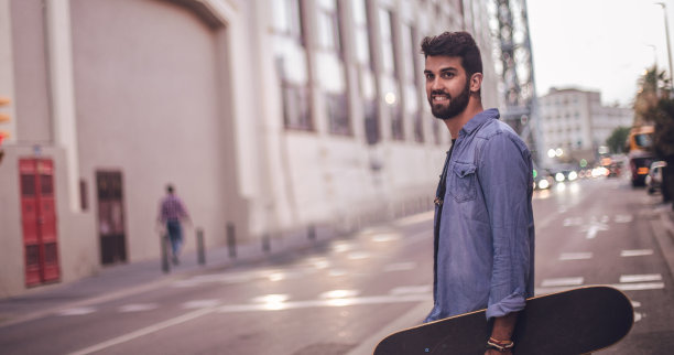 城市里英俊的溜冰者图片下载