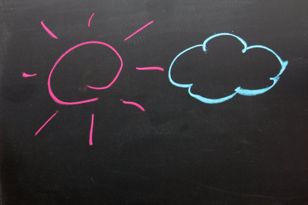 手绘为粉红色的太阳与光束和蓝色的云在黑色板的背景图片下载