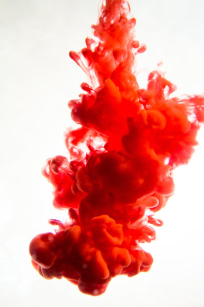 红墨水在水里孤立在白色背景上图片下载