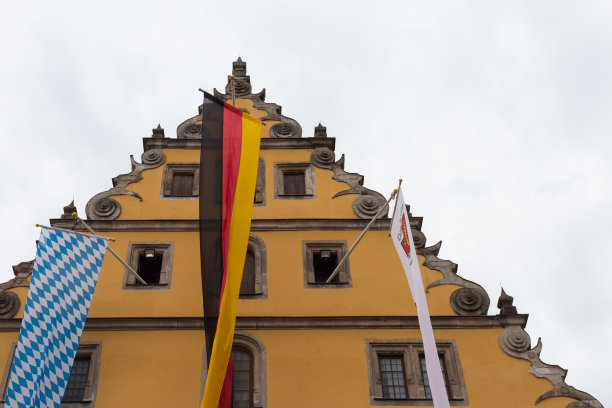 德国南部巴伐利亚历史城市的木制框架立面和门窗照片图片下载