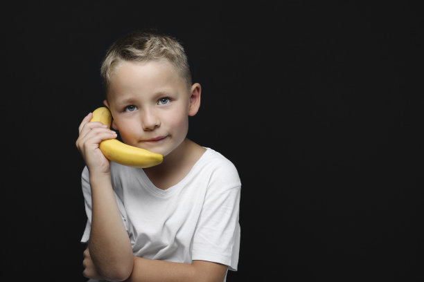 这小子在用香蕉打电话图片下载