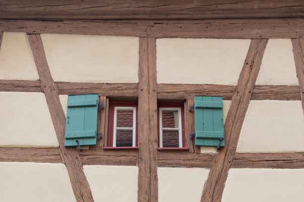 德国南部巴伐利亚历史城市的木制框架立面和门窗照片图片下载