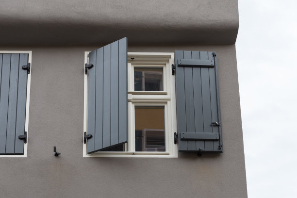 德国南部巴伐利亚历史城市的木制框架立面和门窗照片图片下载