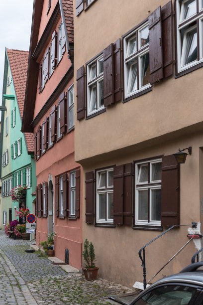 德国南部巴伐利亚历史城市的木制框架立面和门窗照片图片下载