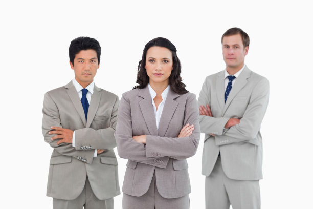 双臂交叉的年轻商人图片下载