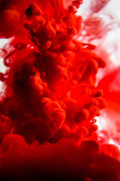 红墨水在水里孤立在白色背景上图片下载