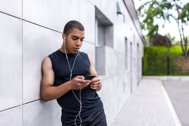 非裔美国人拿着智能手机图片下载