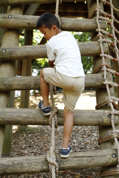 日本男孩爬墙(小学二年级)图片下载