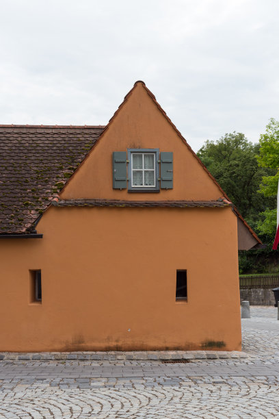 德国南部巴伐利亚历史城市的木制框架立面和门窗照片图片下载
