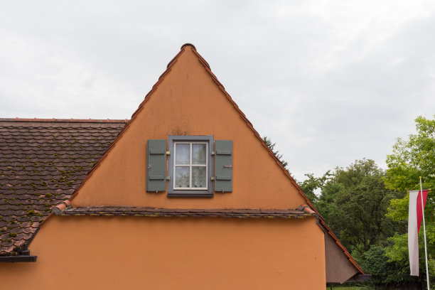 德国南部巴伐利亚历史城市的木制框架立面和门窗照片图片下载