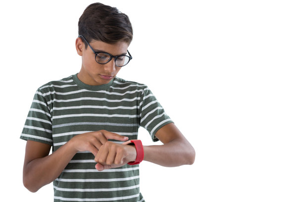 十几岁的男孩在操作他的智能手表图片下载